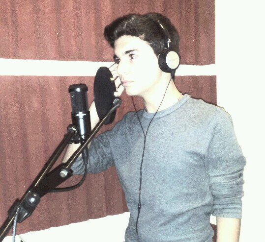 CANTANTE, COMPOSITOR Y PIANISTA DESDE LOS 12 AÑOS. Tengo 17 años actualmente. Para entrevistas o contrataciones puedes contactarme por elviscantante@gmail.com