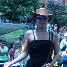 astridg09's profile picture. persona seria, amble, cordial, alegre.