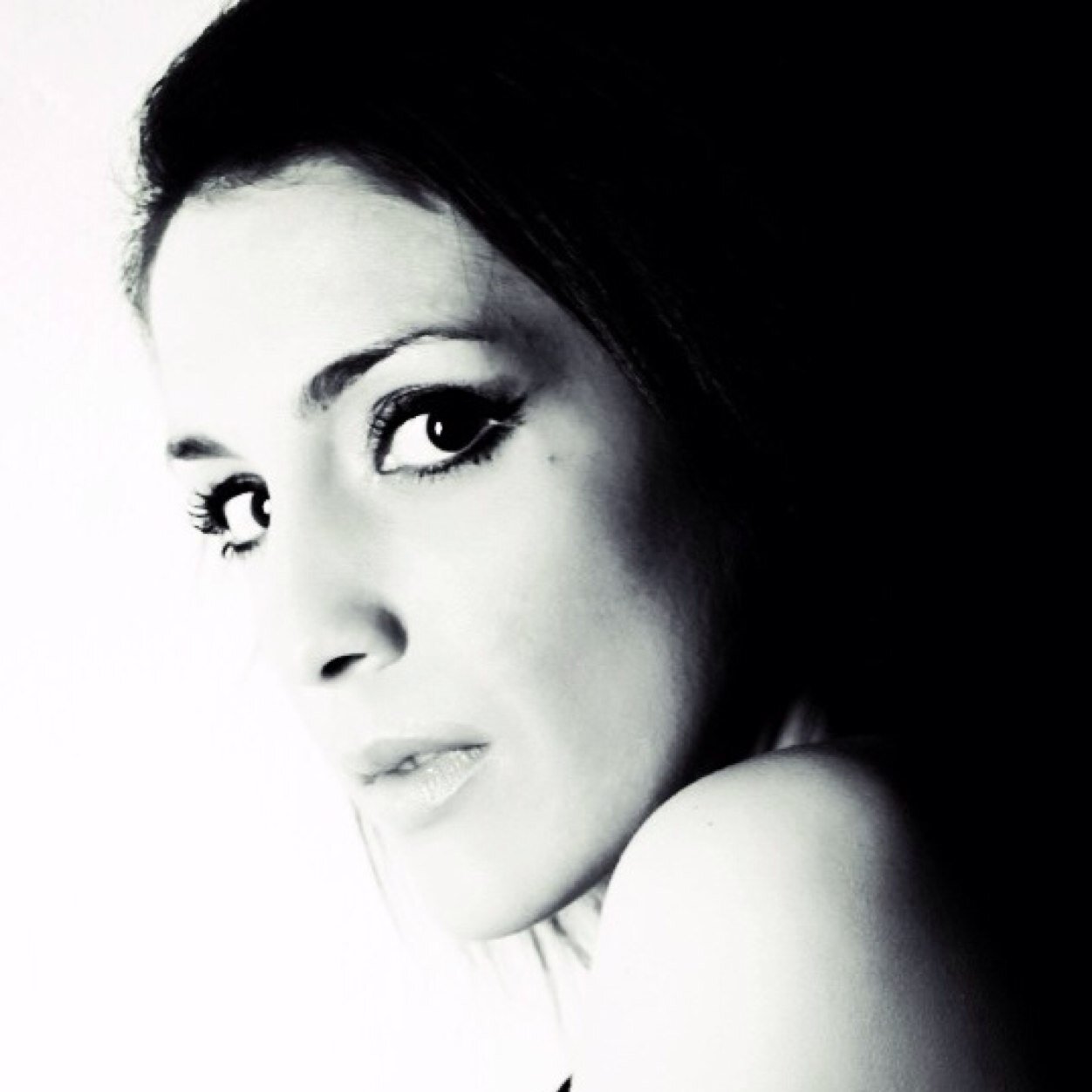 follower of dreams. *i never look back darling. it distracts me from the now.*..