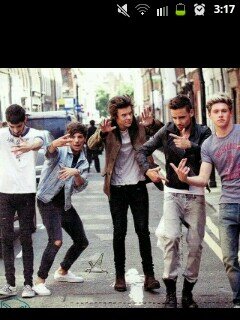 Why is it everytime like: In school people don't like ME bc I'm Not their type but on Twitter they like ME for who I am.!!!That's y I LOVE Twitter *-*