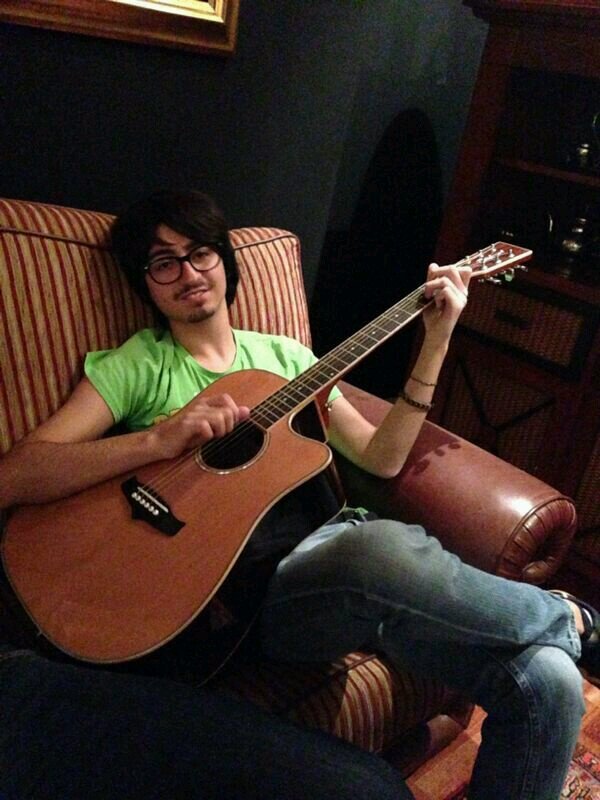 Unos me llaman chaval y otros me dicen caballero... Pianista crónico, guitarrista de adopción, melómano, cinéfilo y, solo en ocasiones, demasiado hipocondríaco.