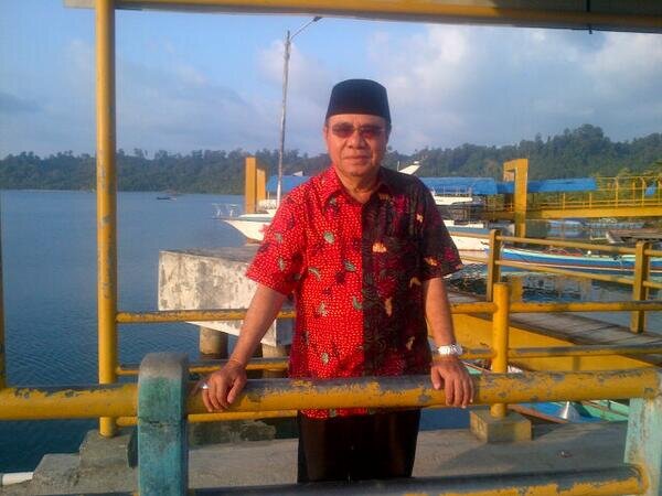 TTL : Sinabang 06-12-1951 Alumni FE USU   Akuntansi, ex PNS Perhud, ex Auditor BPKP, Mantan Bupati SImeulue 2001-2012. Anggota DPRK Simeulue GOLKAR 2014-2019.