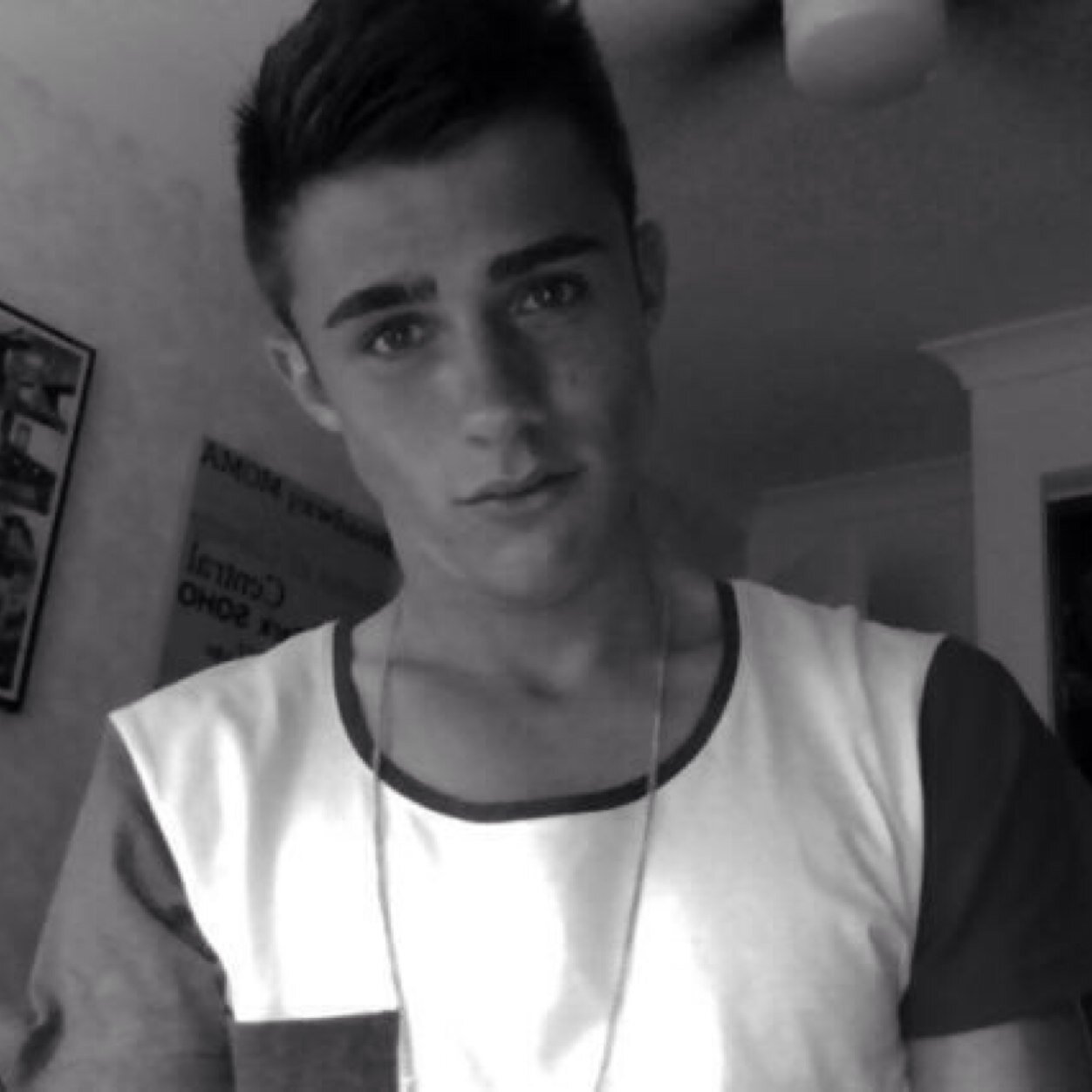 Follow me on my others sites: http://t.co/J1g09G5Fxx I also have Snapchat: @gaytwinkboy