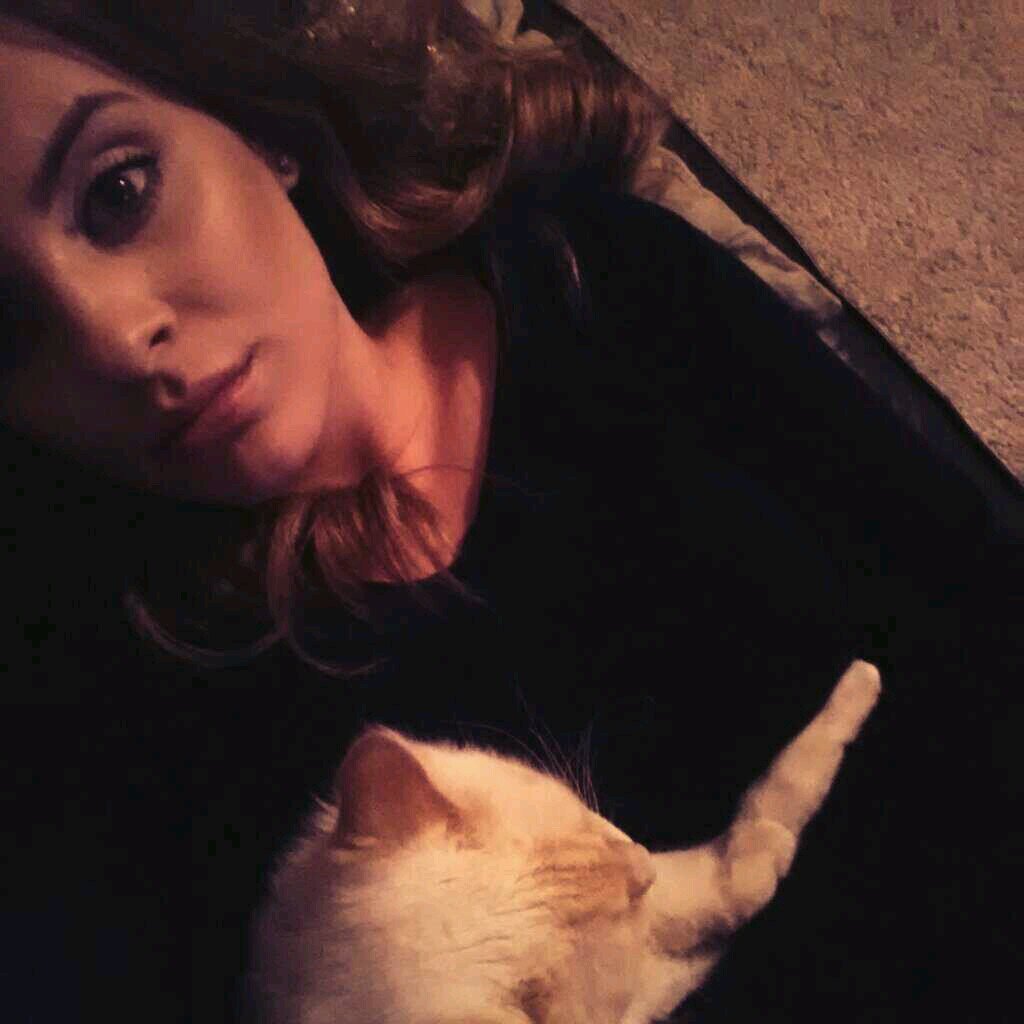 oliviianiicole's profile picture. middle finger to ya