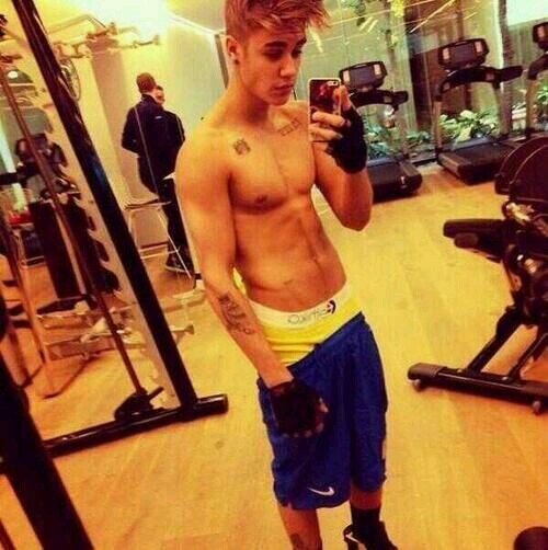Meu ciume tem nome,sobrenome e um sorriso perfeito (: @justinbieber follow-me?