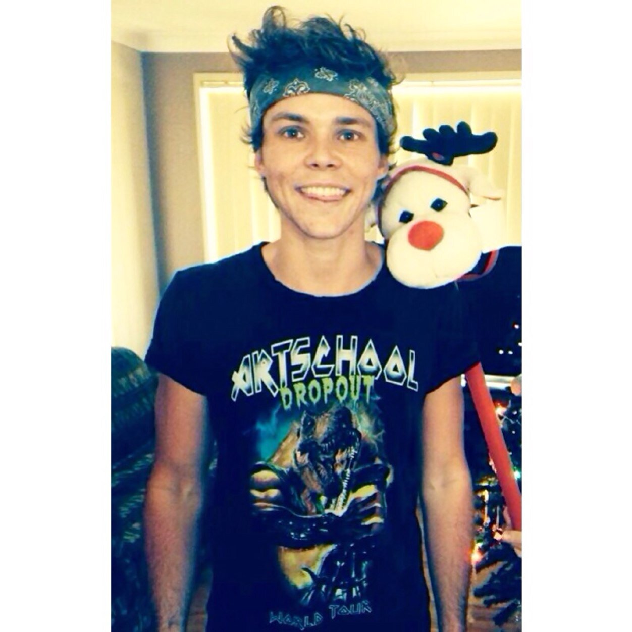 Help me get Ashton to follow me on { @obeyinniall } ! If he follows you could you dm him my name? ilysm
