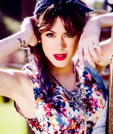 tinista autentica ,, sin remordimientos ,,con mucha admiracion y pasion !!ツ ♥ ✌ ♫ ♫ LOVE  YOU!!! 2014 TRAEME AMOR!!! :)