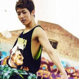 ผมชื่ออีซองยอล หน้าตา (?) และส่วนสูงของวงครับ. ผมมีเหงือกเสน่ห์เป็นอาวุธ 55555 ระวังตกหลุมรักผมนะครับ. จุ้บ #lhong_