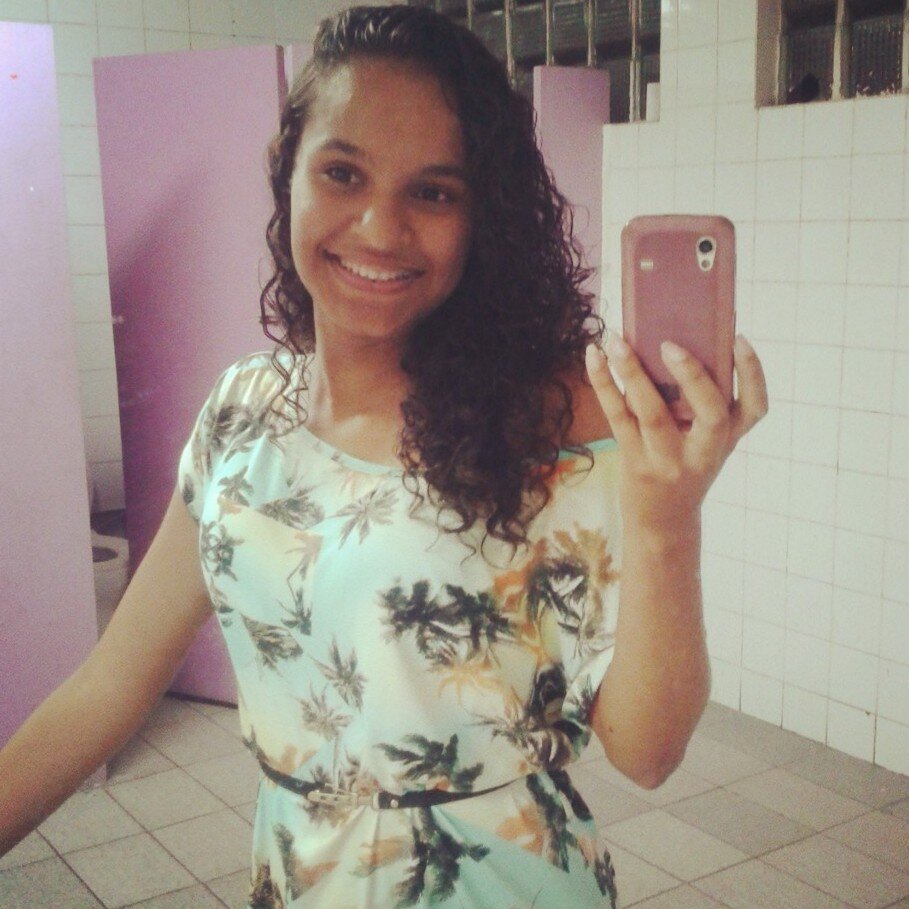 Ser feliz é o que importa o resto é apenas resto