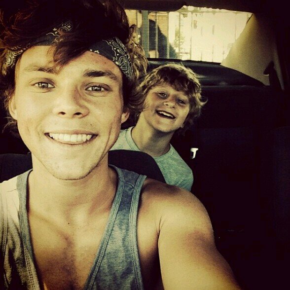 Free follow bc ily. FOLLOW  @awishemmings follow back 100%