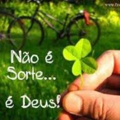 Eu sei que todos os dias quando eu acordo Deus dá um sorriso e me diz: Estou te dando a chance de tentar de novo.