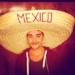Twitter two friends, Amanda and Rebecca. Loved @TheWanted e Rock. Follow @not_alon3