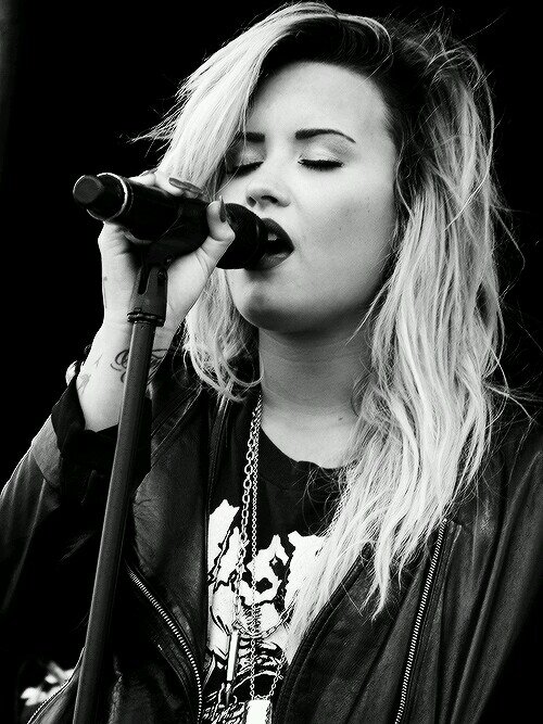 I miei genitori mi hanno dato la vita, Demi Lovato una ragione per viverla.