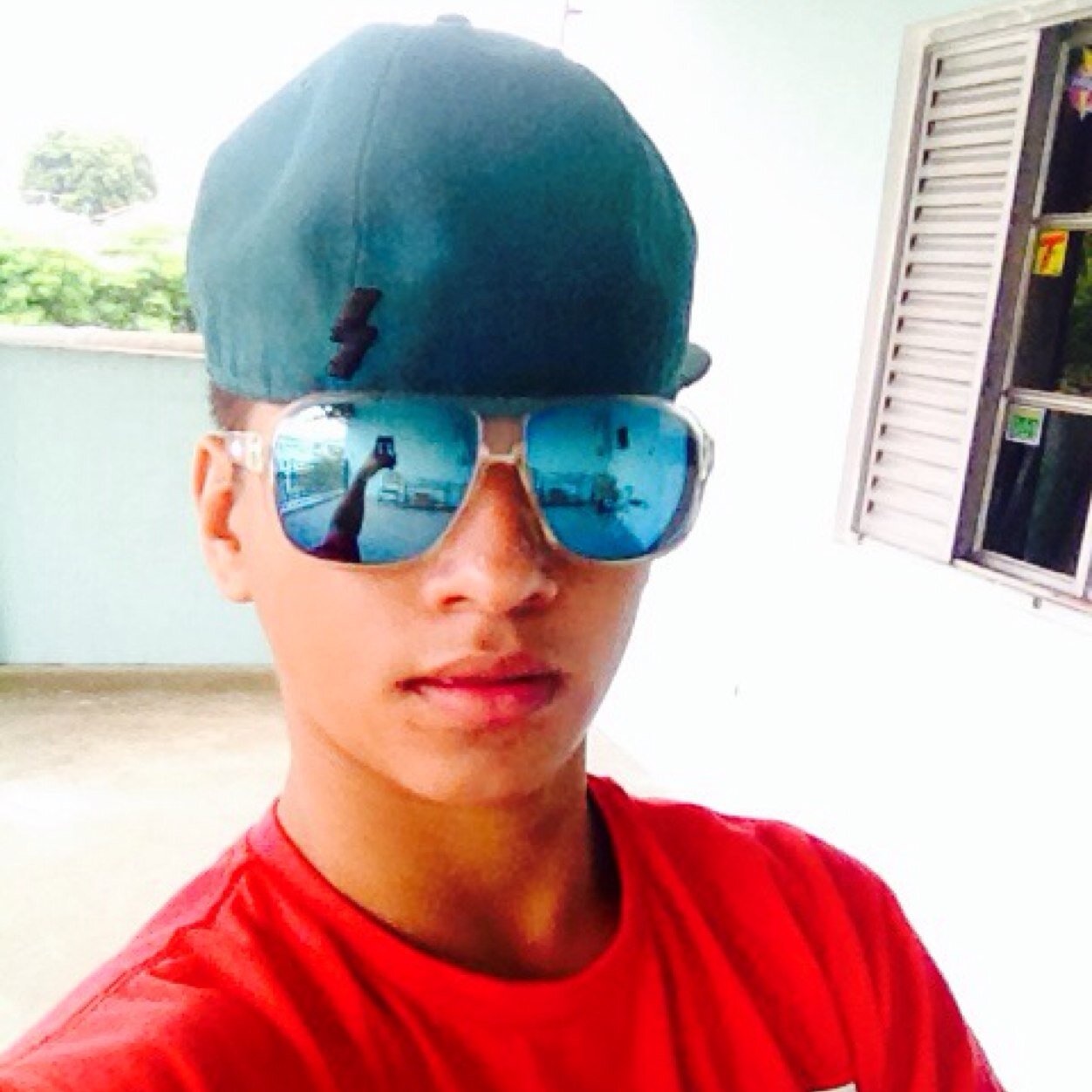 Sou um menino mto feliz,e alegre! :) adoro tumultuar com os parça.