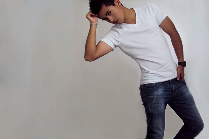 Arquitecto por profesion, modelo por vocacion, ecologista, altruista, desmadroso, borracho, bromista y sobre todo enamorado de la vida :)