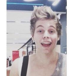 congrats on your luke follow! keep smiling because remember, luke hemmings knows you exist :-) main account: @_5secsofweirdos | pls rt: