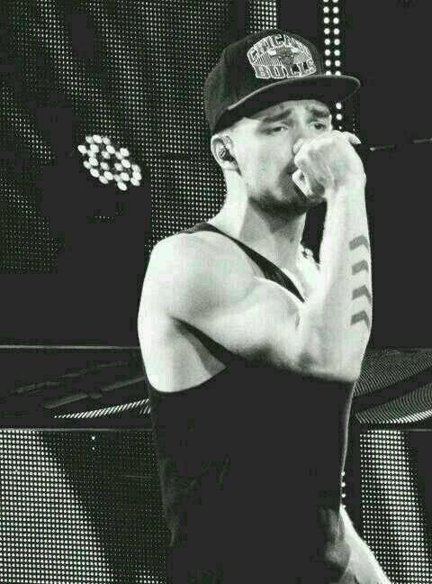 hey bby I just gave u a free follow so it would mean a lot if u could follow @tenderizayn and ask for a follow back if u want ily :) x