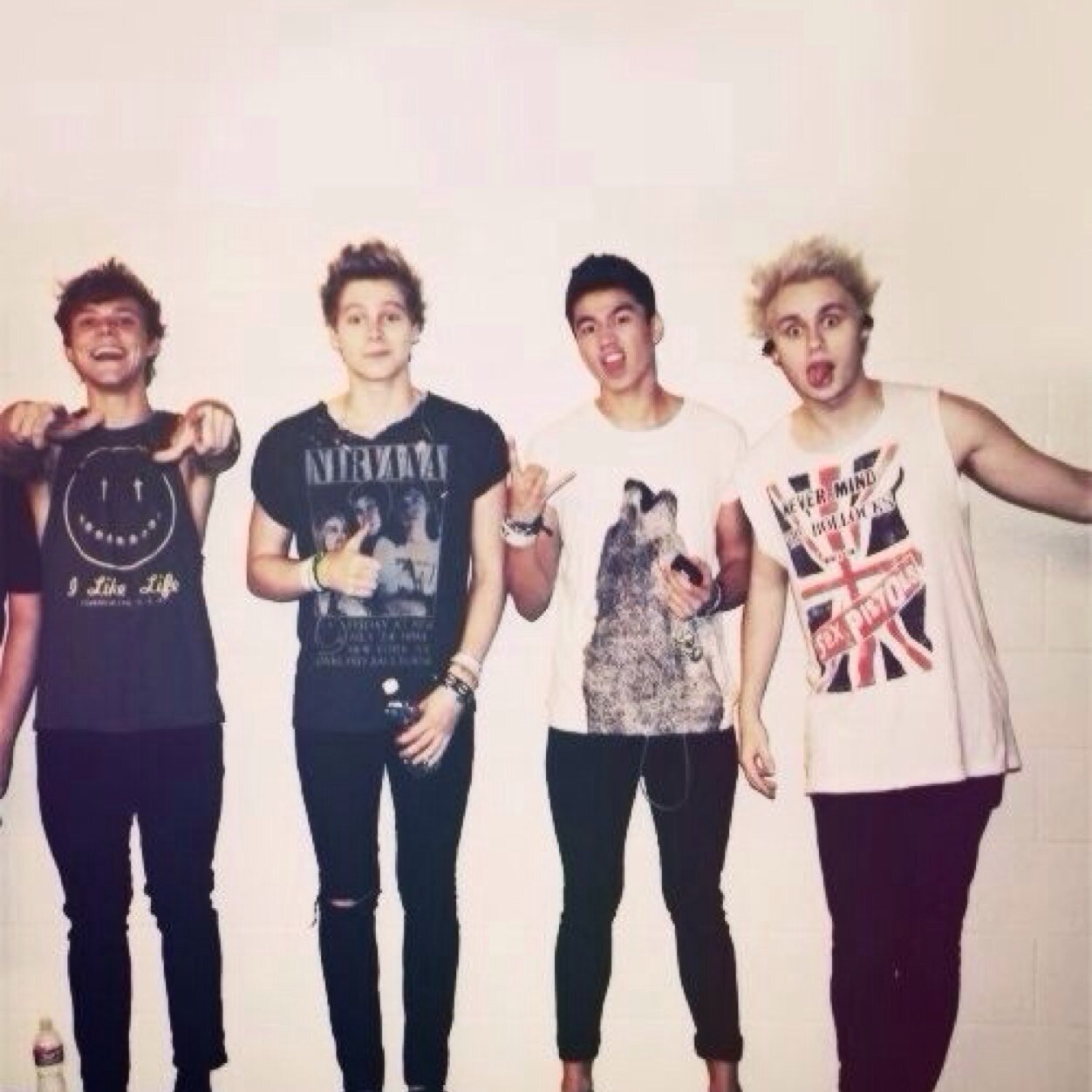 aye just a reminder that 5sos loves you and thinks you're cool and so do i