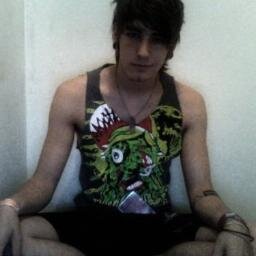 [Fake/23/Bisexual/We came as romans] No estoy hecho para amar a alguien mas que a mi mismo. No soy frio, solo desconfiado.