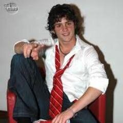 O mais gato do colégio, todas as garotas querem ficar comigo, minha vida é música, sou integrante do grupo RBD e sou muito #Rebelde