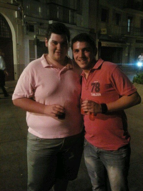 23.Estudiante de grado medio de gestión administrativa  Hermano de La Lanzada y músico de la banda de música de las cigarreras.