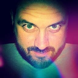 Sempre in lotta con la vita e con me stesso. Ho avuto un'infanzia difficile: il mio amico immaginario era un rompicoglioni. Rapido veloce e conciso
