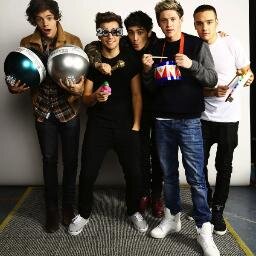 Soy Fan de #EME15 & De One Direction, mi mayor deseo es Conocerlos!! :33 Y ojala un dia me siga Niall Horan :'D