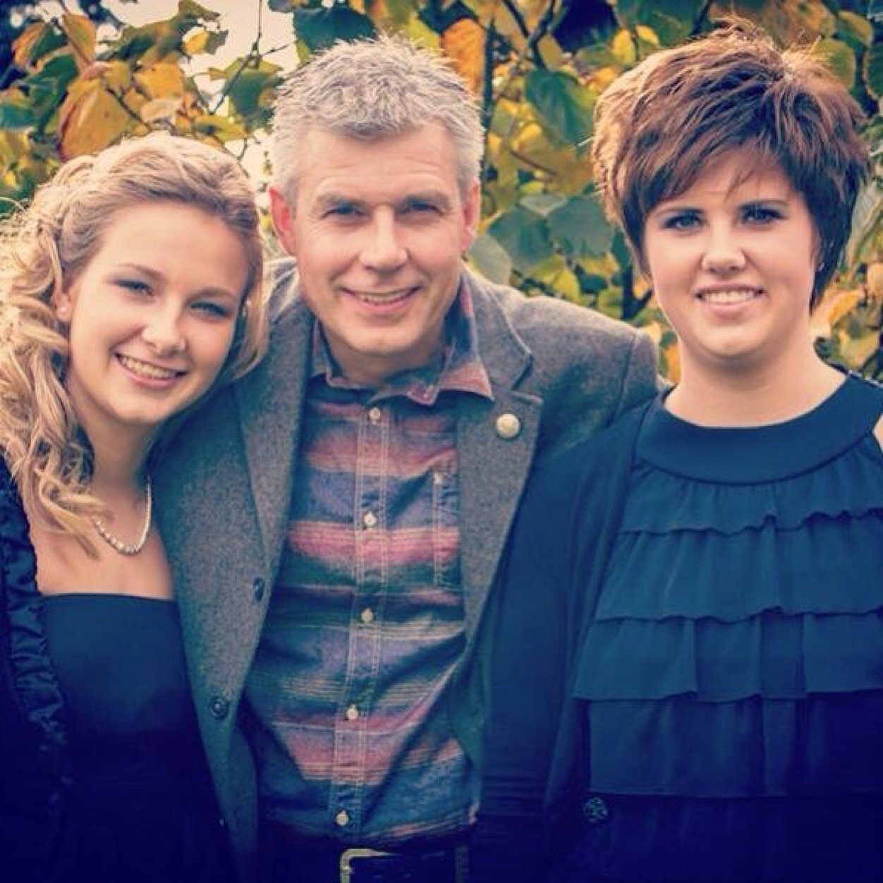 15/Familie&Vrienden/ Hou van je xx Iman/ nederlander/niet snel van begrip/ trilt altijd tijdens een toets/ hardstikke blond haha
