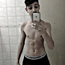 16 anos de idade,sou expert em dormir, comer e reclamar.Sou o rei da ironia,da frieza e da brutalidade.Domino a arte de não fazer absolutamente nada.
