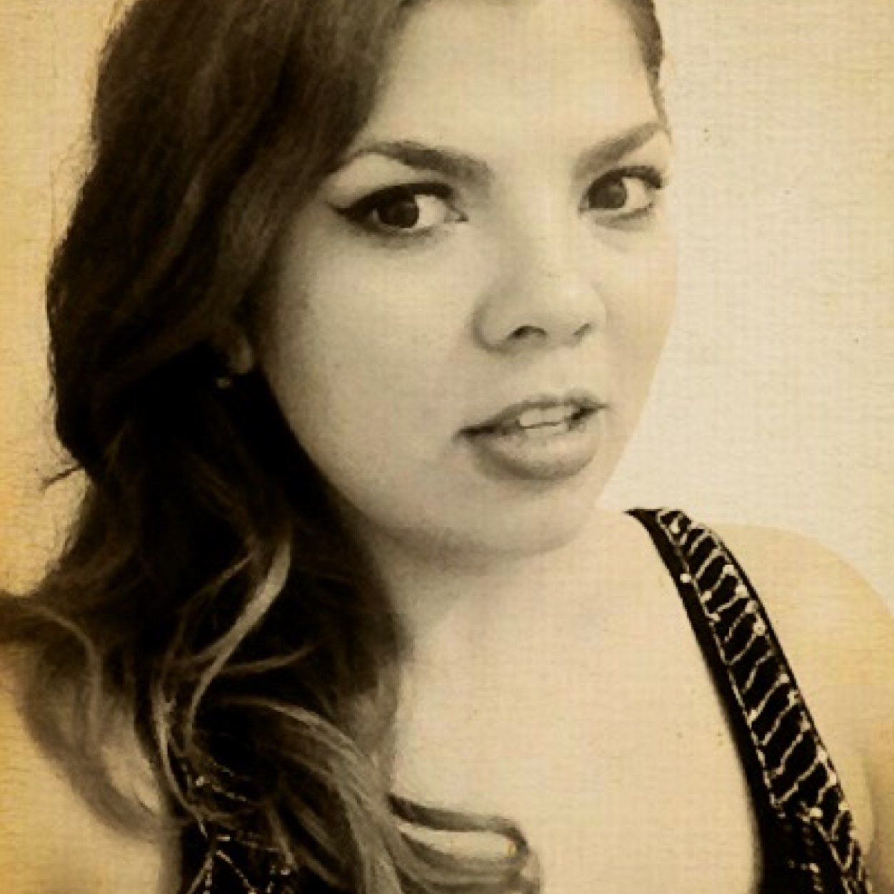 diseñadora, amante de la noche y la luna, libre, alegre, pasion por el baile, la musica y las compras.