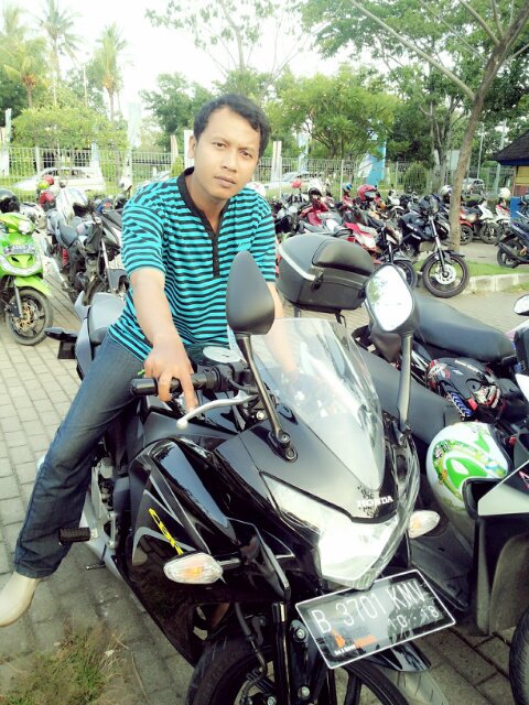 Bagiku, bhgia itu bkn saat aku pnya pcr bru or mrayakan thn baru dnegara exotis tp saat aku bisa mmbaca Al-Quran dg baik & mengerti isinya..