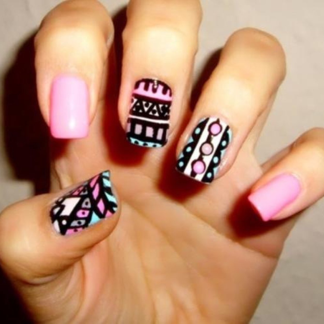 Wil je je nagels lakken? Maar weet je niet wat je erop wilt? Volg ons dan , succes alvast ✿