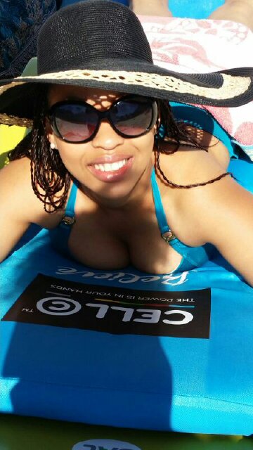 hollybell12's profile picture. Sweet tooth addict, unapologetic shopper, bag lover, christian, hippy at the heart, achiever, rhodes graudate.. Girl from slummies doing her thing in Jozi