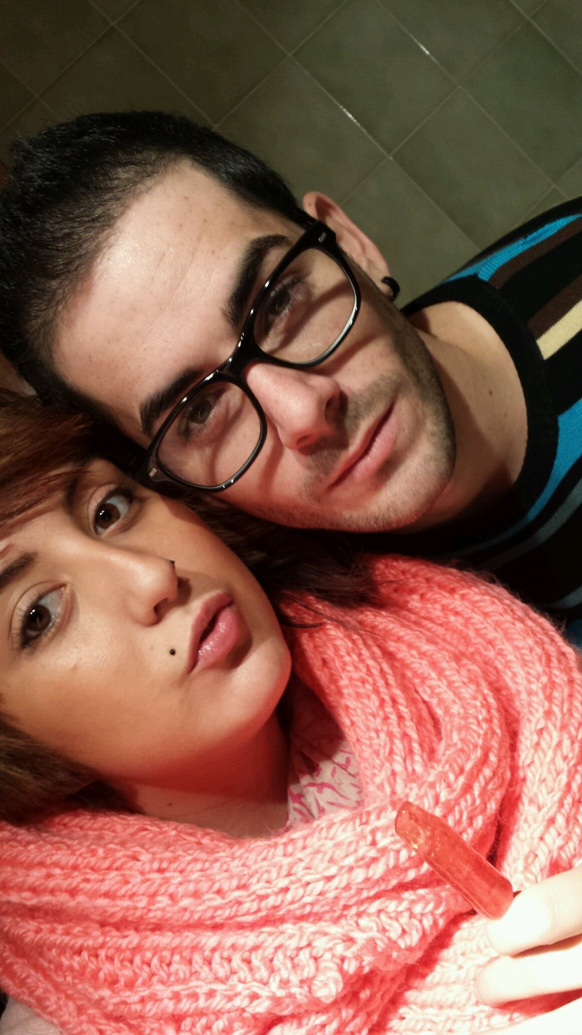 fruutiilla's profile picture. Sentada bajo una inmensa cristalera y una pequeña lampara de color salmón,se encontraba totalmente inversa en aquel libro de portada azul turquesa.