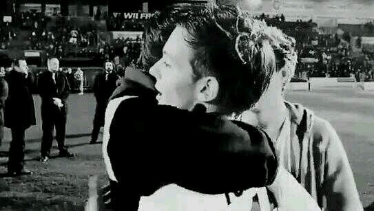 Can you please follow @LovingMyNialler and not this acc? :)