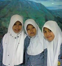 anggi nur anisa siti mariyam nabila best friends *16-12-2013*