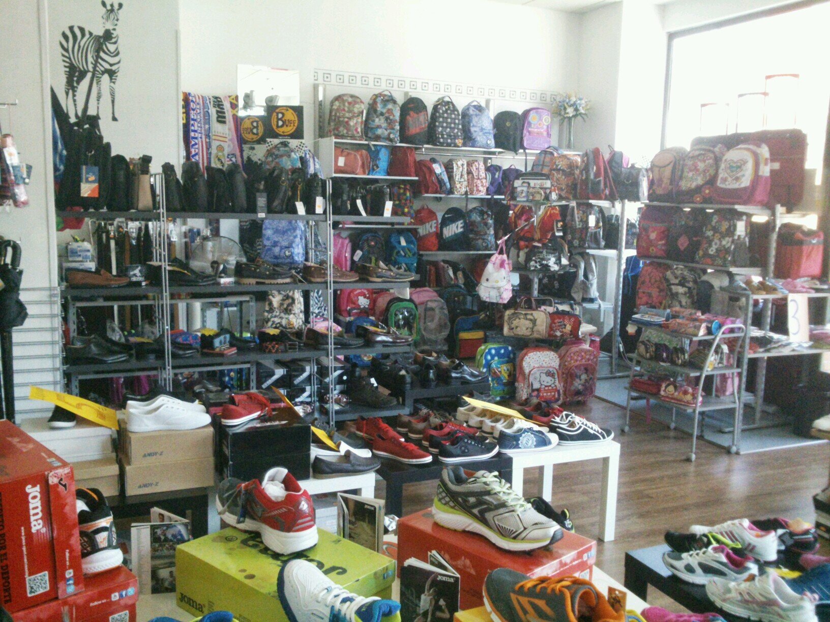 Tienda abierta en el 2.000 próxima apertura tienda online.