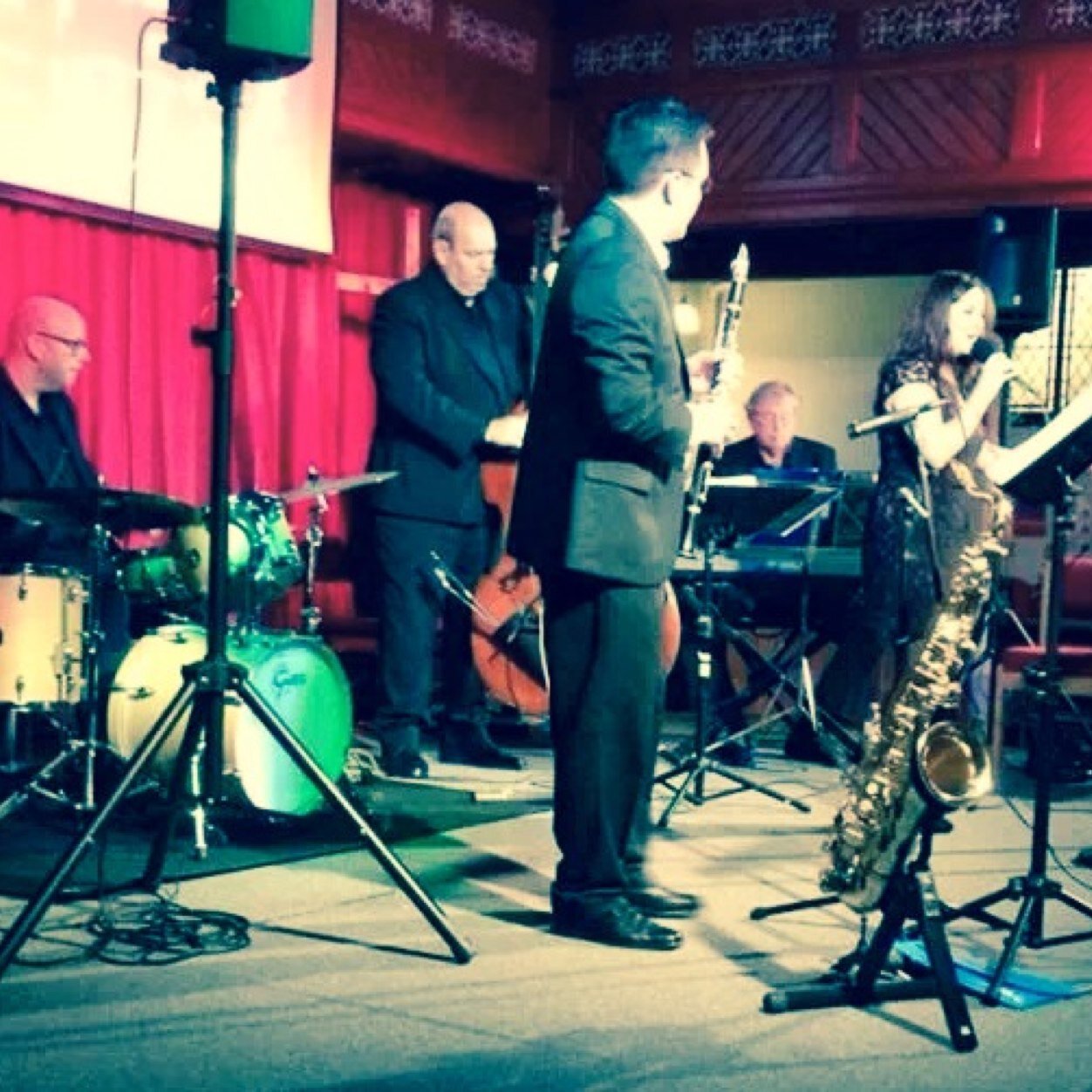 Jazz & swing band, Jo Francis and The Blue Notes, give a quality performance not to be missed! For pubs, restaurants, corporate events & private parties.