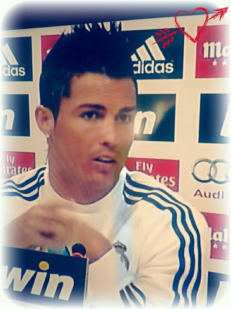 16 año @Cristiano lleba siendo mi idolo no desde que vino al madrid si no desde antes. Nunca he tenido oportunidad de hacerme una foto con el pero lo conseguire