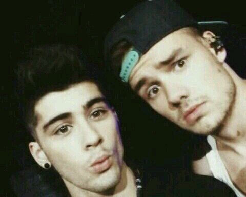 14.  WWAT: 10.07 ¿Mi gran sueño? Conocer a los cinco idiotas de las escaleras. Si quieres Follow back, solo pídemelo.