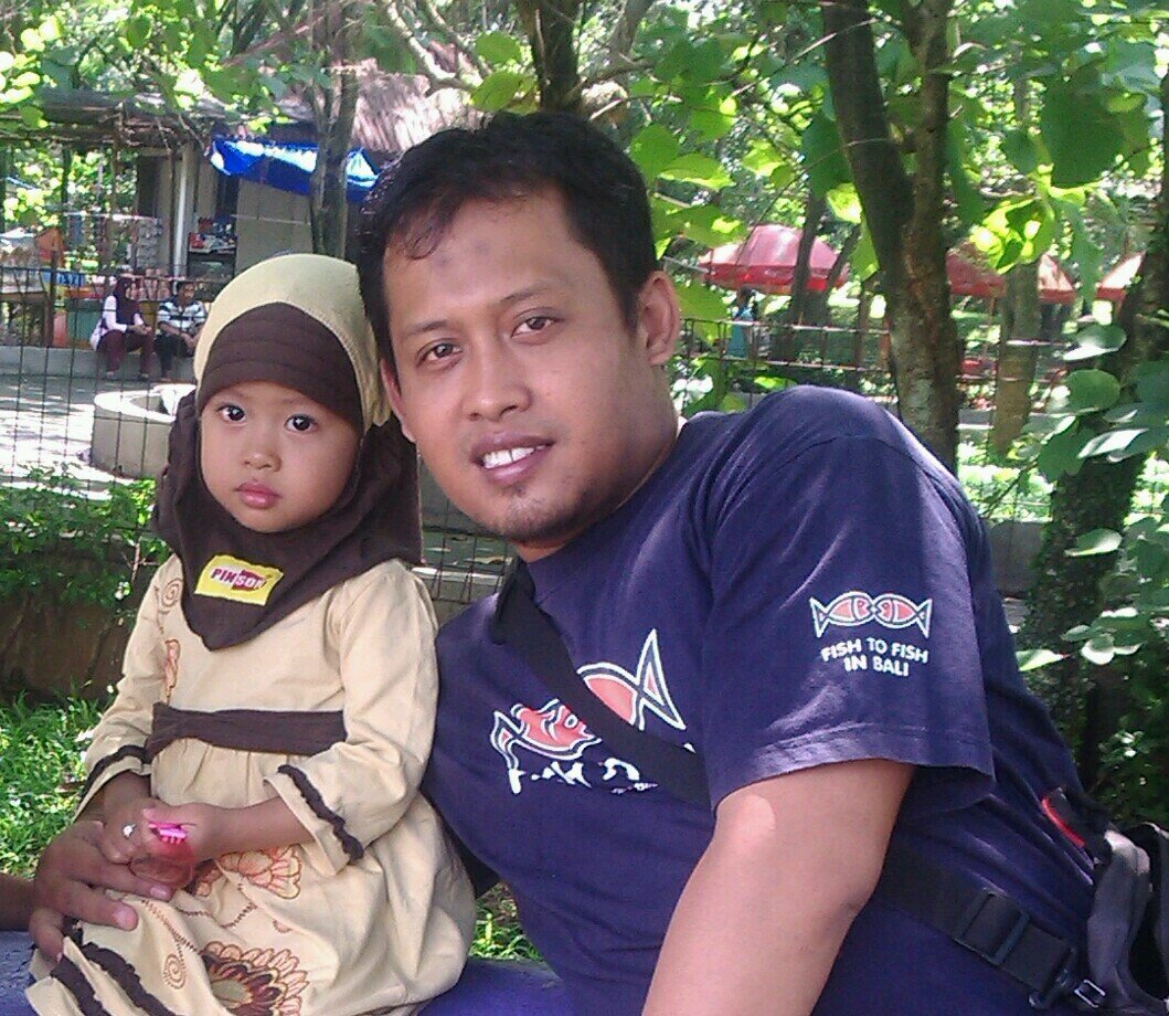 Tukang nggolek pangan nggo anak lan bojo, seneng nonton bal balan