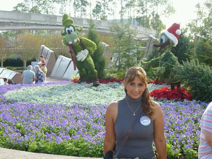 Diseñadora, luchadora, servidora, mamá, enamorada y feliz.