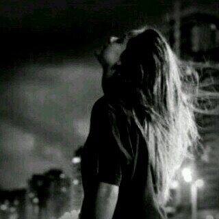 ‏عَ رفّ الذكريْاات ، أبجديتي باتتْ مطروحہ هُ بلا معنىَ لٱيقرأني أحُد .. قدّ غشااني منْ غُباار العُممر حتىَ آندفنتْ ..
