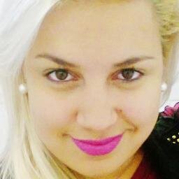 Apaixonada por maquiagem, feminilidade e tudo aquilo que melhore a auto estima da mulher! Entre no blog e veja mais!