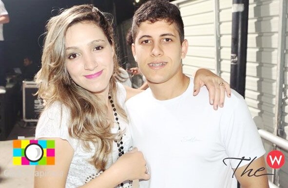18 anos, estudante,  apaixonada pelo meu namorado, e muito feliz.