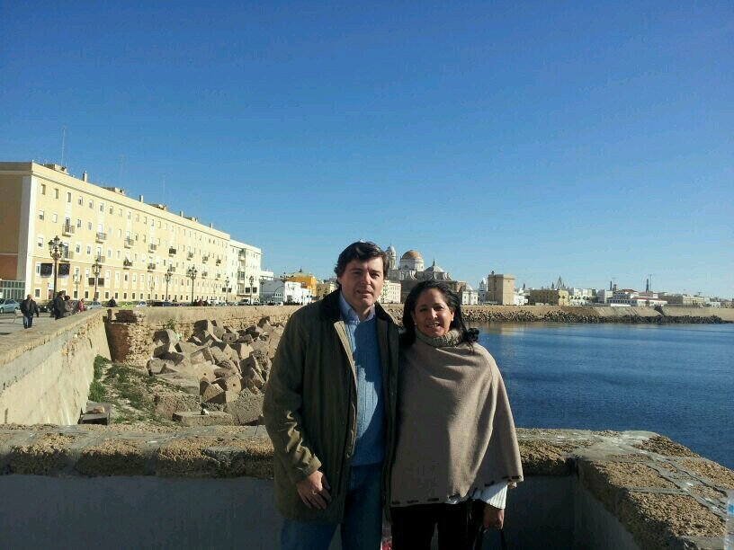 Esposa, Madre de 8 hijos , Profesional de la enseñanza y mis pasiones son mi familia,y ayudar a quien lo necesita,la Educación, el deporte , la música.