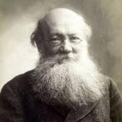 (1842-1921) Geógrafo, filósofo y teórico anarquista ruso. Máximo exponente de la tesis anarcocomunista y de la teoría del apoyo mutuo.  [Frases de Kropotkin]