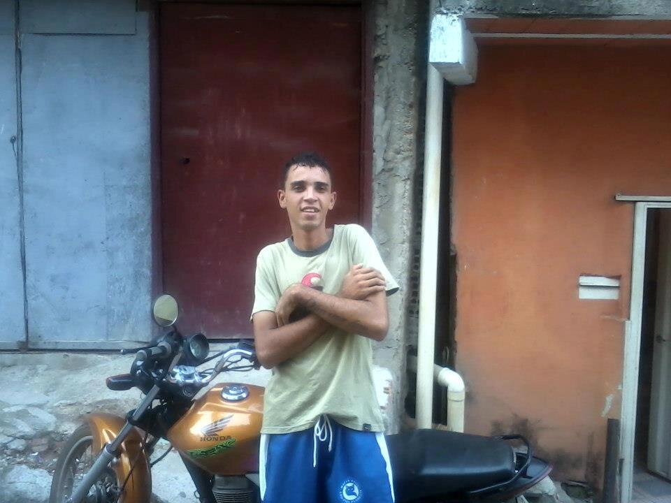 adoro futebol ,adoro ver jogos de futebol, musicas ,goste de fazer coisas ecoisas boas...gosto de aprovetar a vida gos
