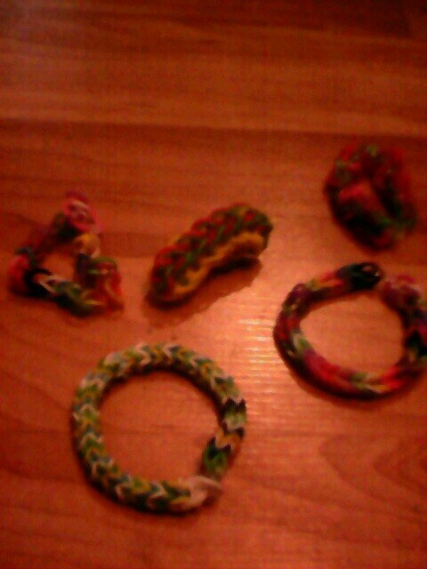 I have tuns of Rainbow Loom vids on my face book account Lauran Crafter
