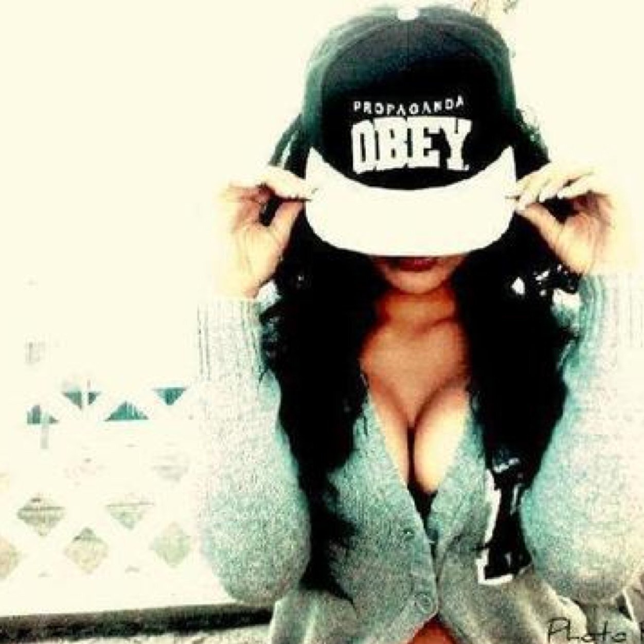 Tweets contain mostly pictures of the dopest things on the internet.